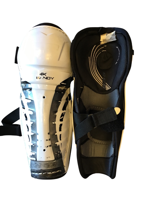 CCM 4K Bandy Benskydd 25 cm Vita