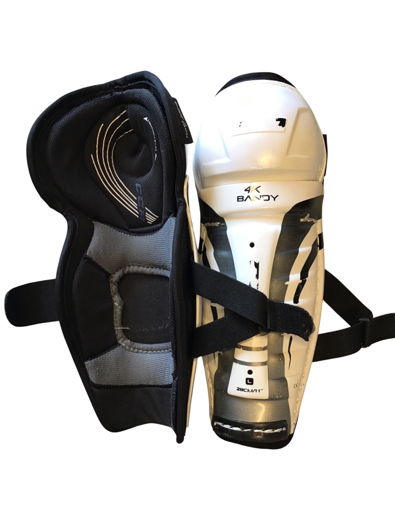 CCM 4K Bandy Benskydd 28 cm Vit och svart