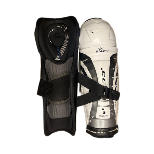 CCM 4K Bandy Benskydd 28 cm Vit